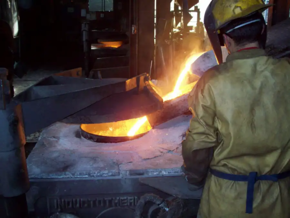 Esquema del revestimiento refractario en hornos de inducción con capas de protección para seguridad en la fundición: refractario sinterizado, semi-sinterizado y en polvo.