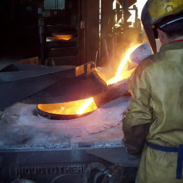 Esquema del revestimiento refractario en hornos de inducción con capas de protección para seguridad en la fundición: refractario sinterizado, semi-sinterizado y en polvo.