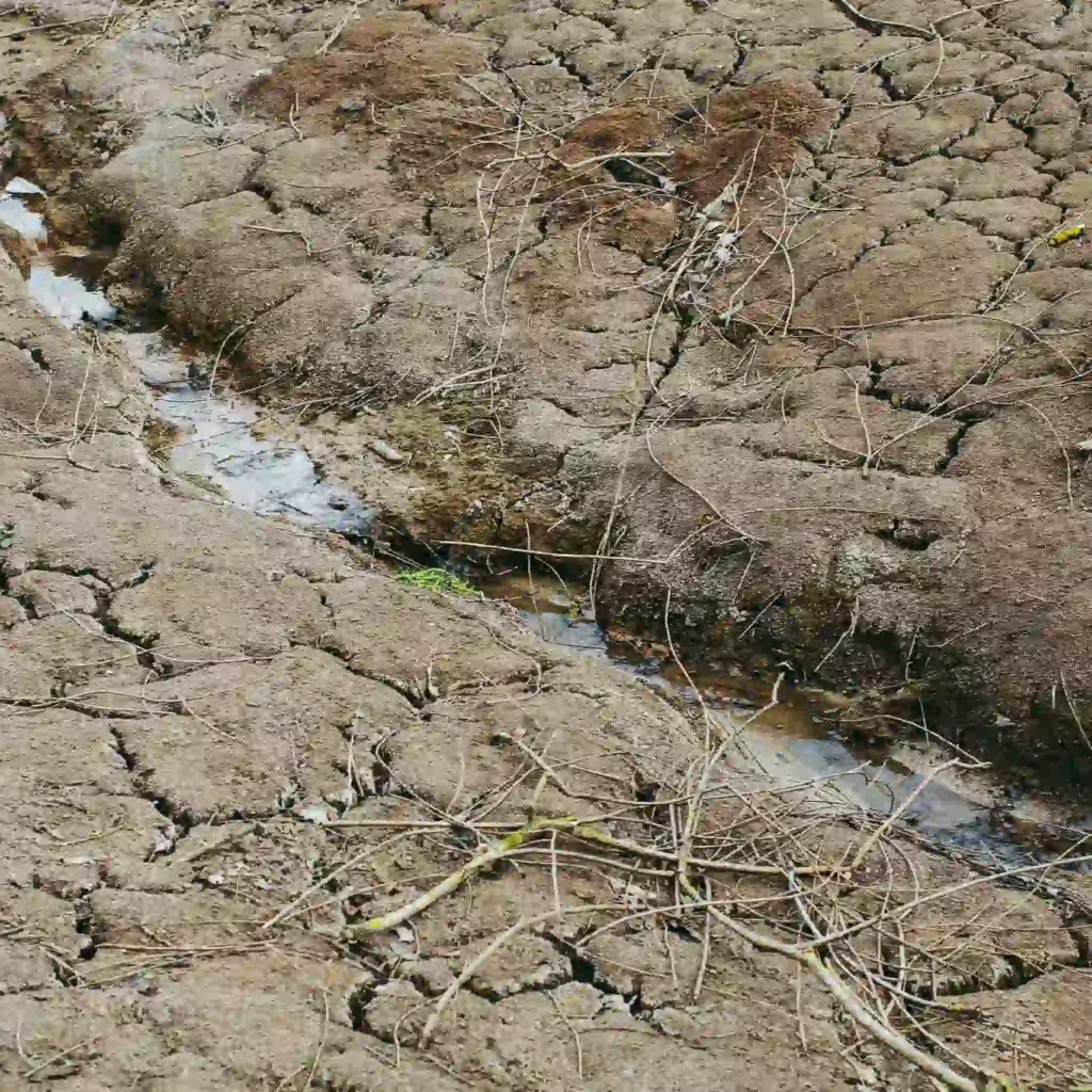 Infraestructura de acueducto en Colombia con fugas y sistemas de agua potable que requieren gestión sostenible y uso de nuevas tecnologías.