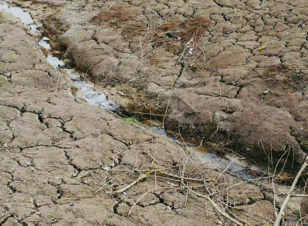 Infraestructura de acueducto en Colombia con fugas y sistemas de agua potable que requieren gestión sostenible y uso de nuevas tecnologías.