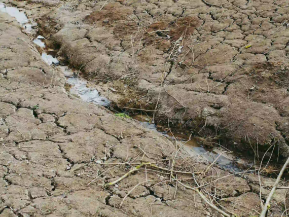 Infraestructura de acueducto en Colombia con fugas y sistemas de agua potable que requieren gestión sostenible y uso de nuevas tecnologías.