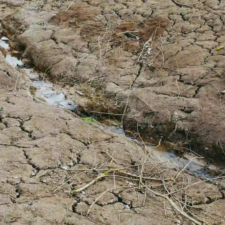 Infraestructura de acueducto en Colombia con fugas y sistemas de agua potable que requieren gestión sostenible y uso de nuevas tecnologías.